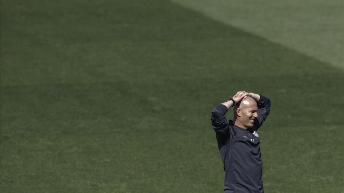 Zidane, durante el entrenamiento del Madrid este martes en Valdebebas.-EFE / EMILIO NARANJO