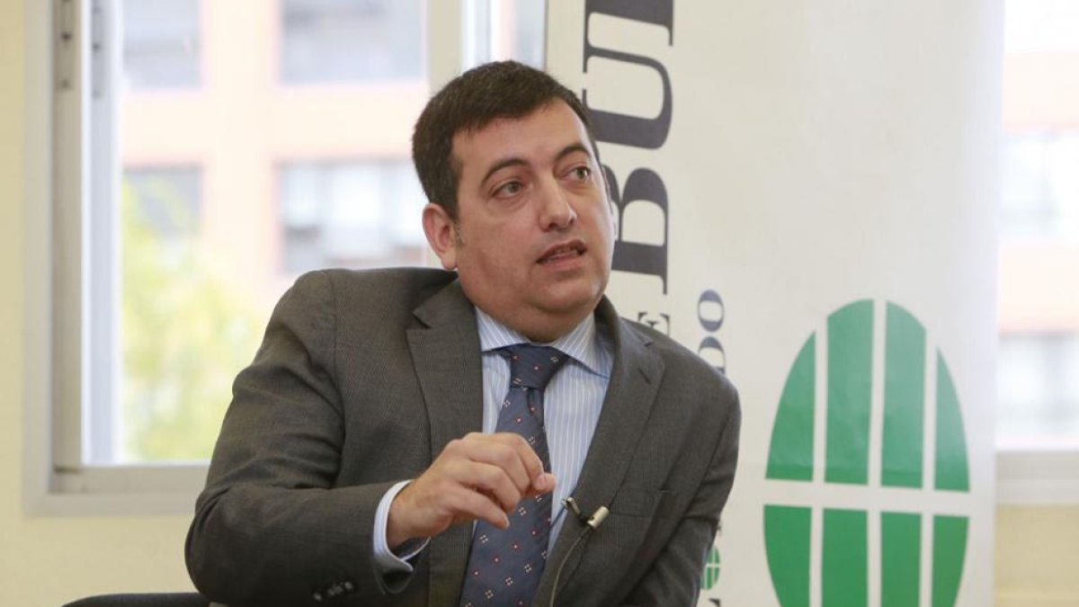 El director territorial de Gas Natural Fenosa, Roberto Cámara, en un momento de su intervención.-RAÚL G. OCHOA