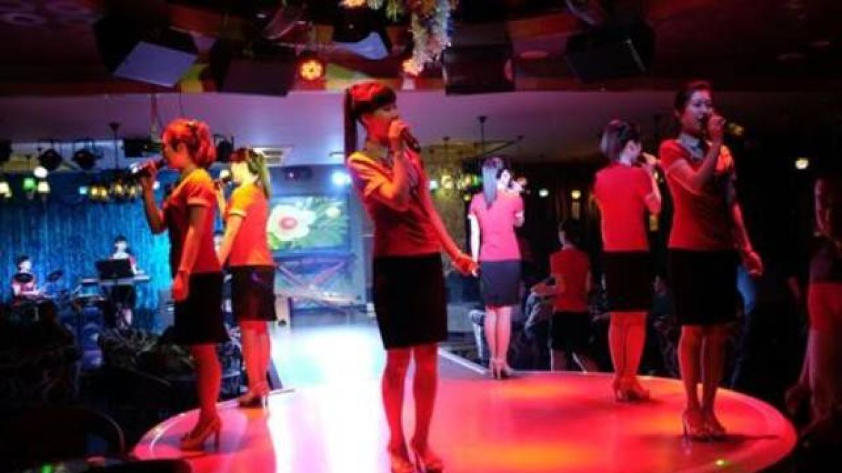 Las siete componentes del grupo de rock norcoreano actuando en un hotel de China cercano a la frontera.-Foto: AFP / GREG BAKER