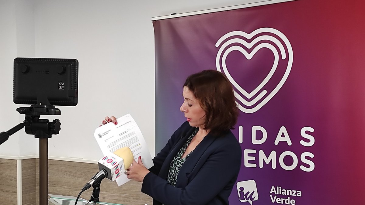 Margarita Arroyo, portavoz municipal de Podemos, muestra parte del contenido del expediente relacionado con el hotel equino.