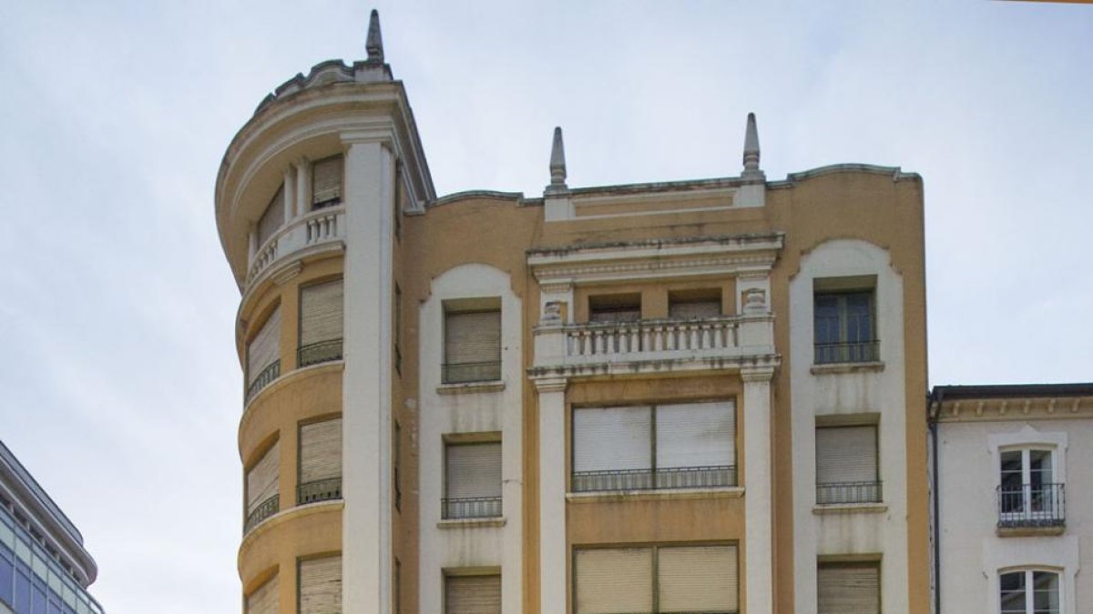 Los andamios se están colocando en la calle Entremercados.-ISRAEL L. MURILLO