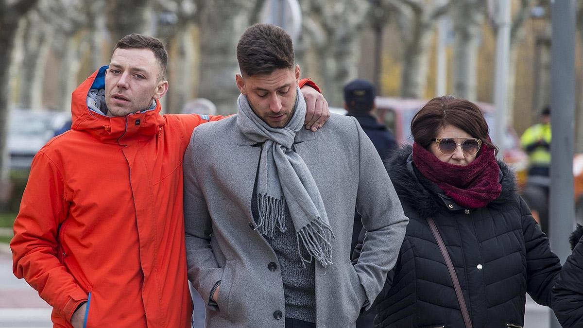 Víctor Rodríguez 'Viti', a la entrada de la Audiencia, arropado por familiares.-SANTI OTERO