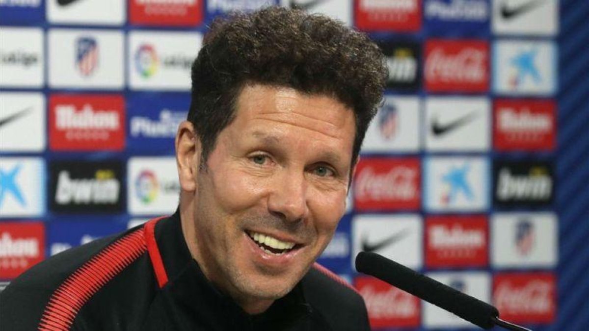 Diego Pablo Simeone en una rueda de prensa con el Atlético de Madrid.-EL PERIÓDICO