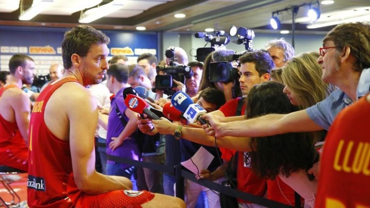 Pau Gasol atiende a los medios-J. P. GANDUL / EFE