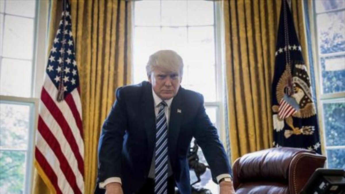 El presidente Donald Trump posa para un retrato en el Despacho Oval, en Washington, el pasado viernes.-AP/ ANDREW HARNIK