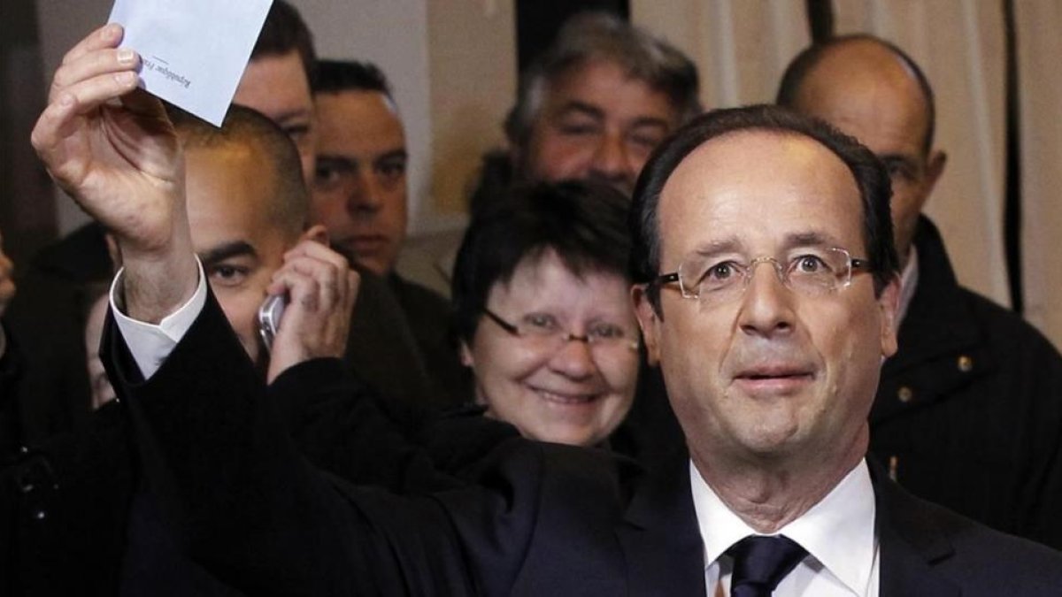 Hollande, antes de votar en la segunda vuelta de las presidenciales, el 6 de mayo del 2012, en Tulle.-AP / CHRISTOPHE ENA