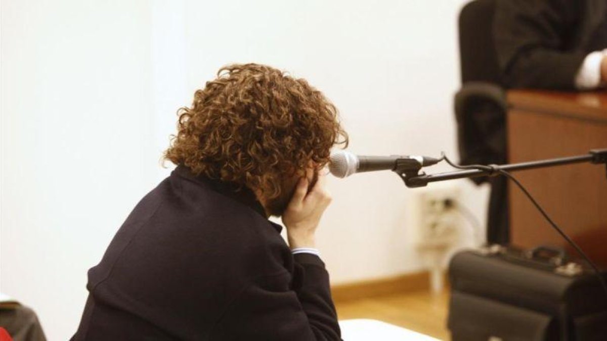 Igor Seoane, propietario de rojadirecta.com, durante su declaración en Juzgado de lo Mercantil numero 1 de A Coruna.-Cabalar