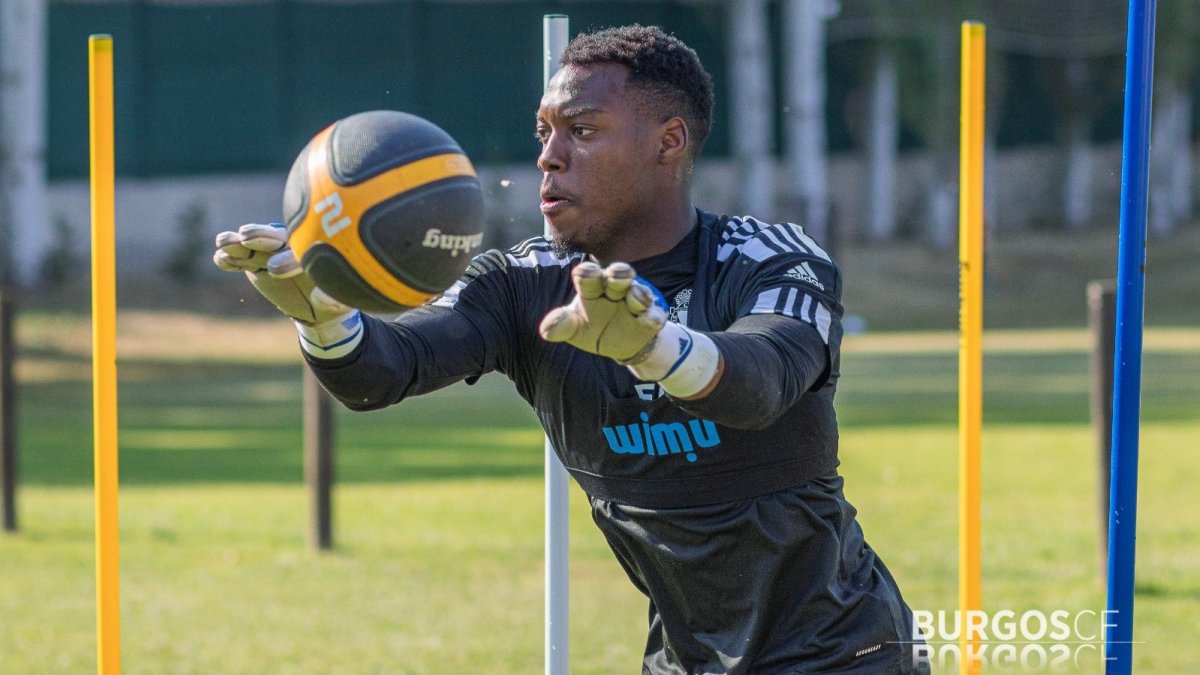 Badiashile, durante un entrenamiento del principio de temporada. BURGOS CF
