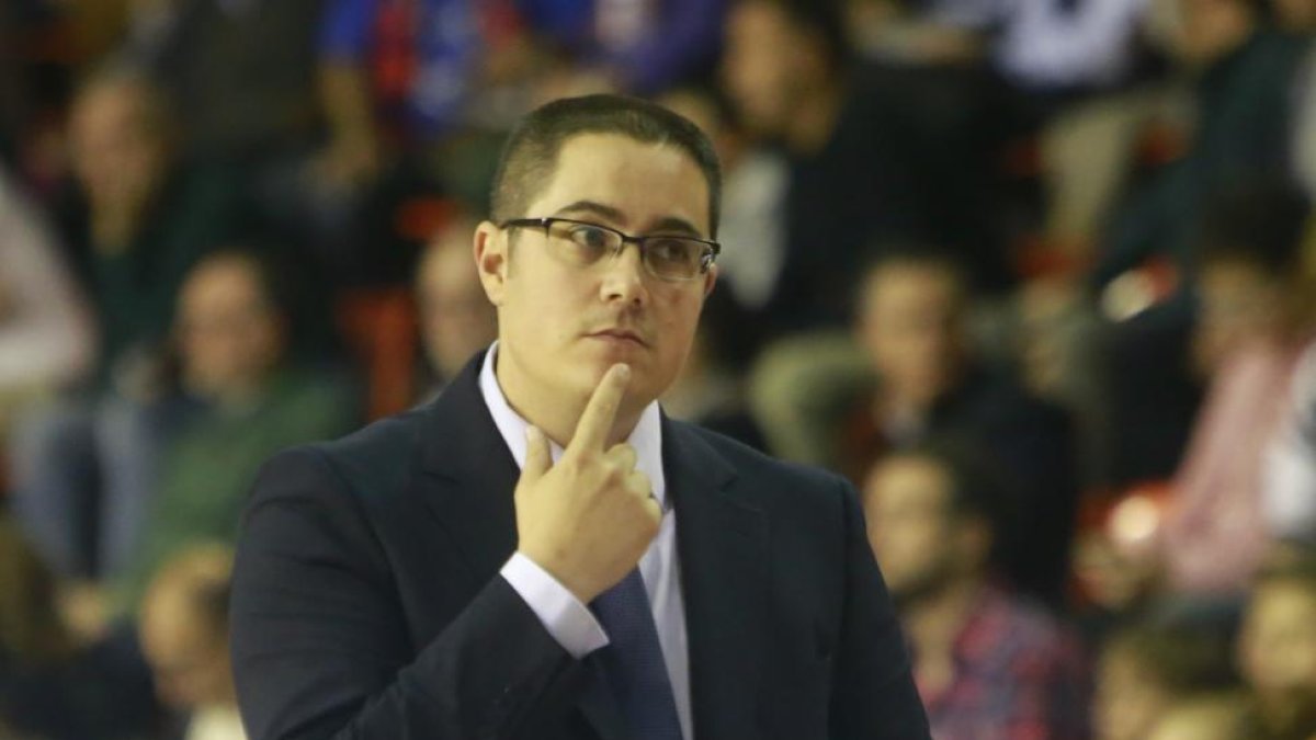 Diego Epifanio, con gesto pensativo durante un partido.-RAÚL OCHOA