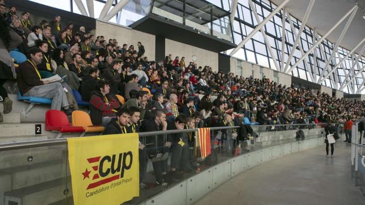 Aspecto de la Pista de Atletismo Cubierta de Sabadell, con los asamblearios de la CUP, este domingo.-JOAN CORTADELLAS
