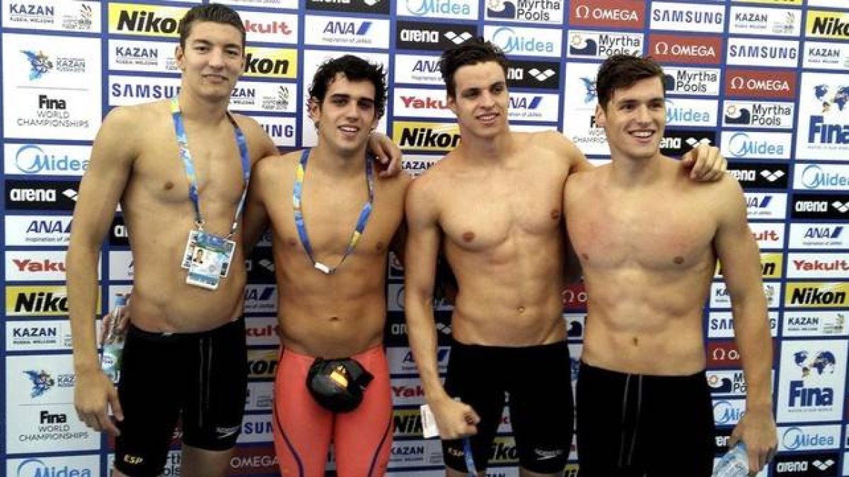 El equipo español de relevo 4x200m libres masculinos en la zona mixta tras conseguir la clasificación a los Juegos Olímpicos Río 2016 en Kazán-EFE