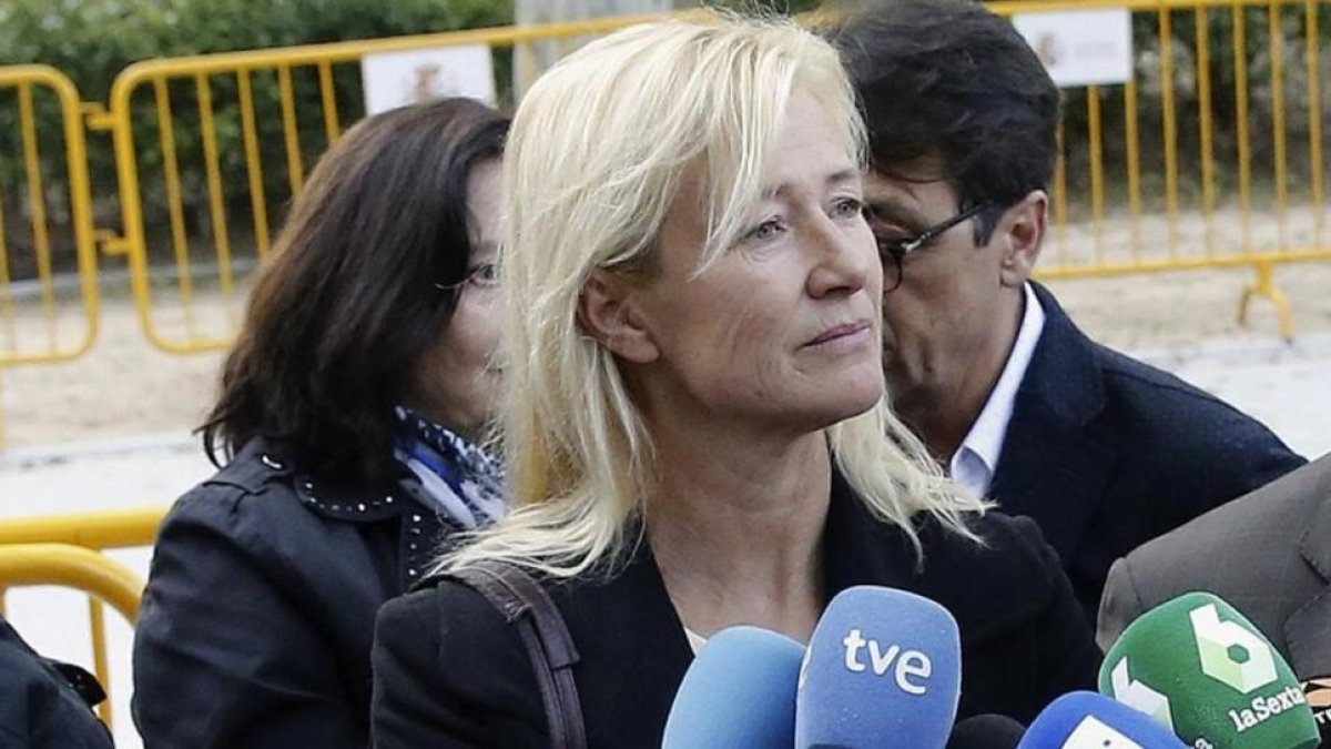 La actriz Ana Duato, el 10 de mayo, a las puertas de la Audiencia Nacional, adonde ha acudido a declarar como investigada por un delito de fraude fiscal.-EFE / J. J. GUILLÉN