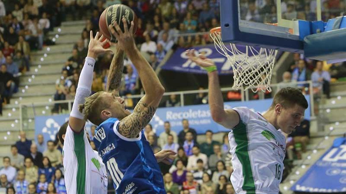Vega lanza a canasta ante McCallum y Nedovic, ayer.-RAÚL OCHOA