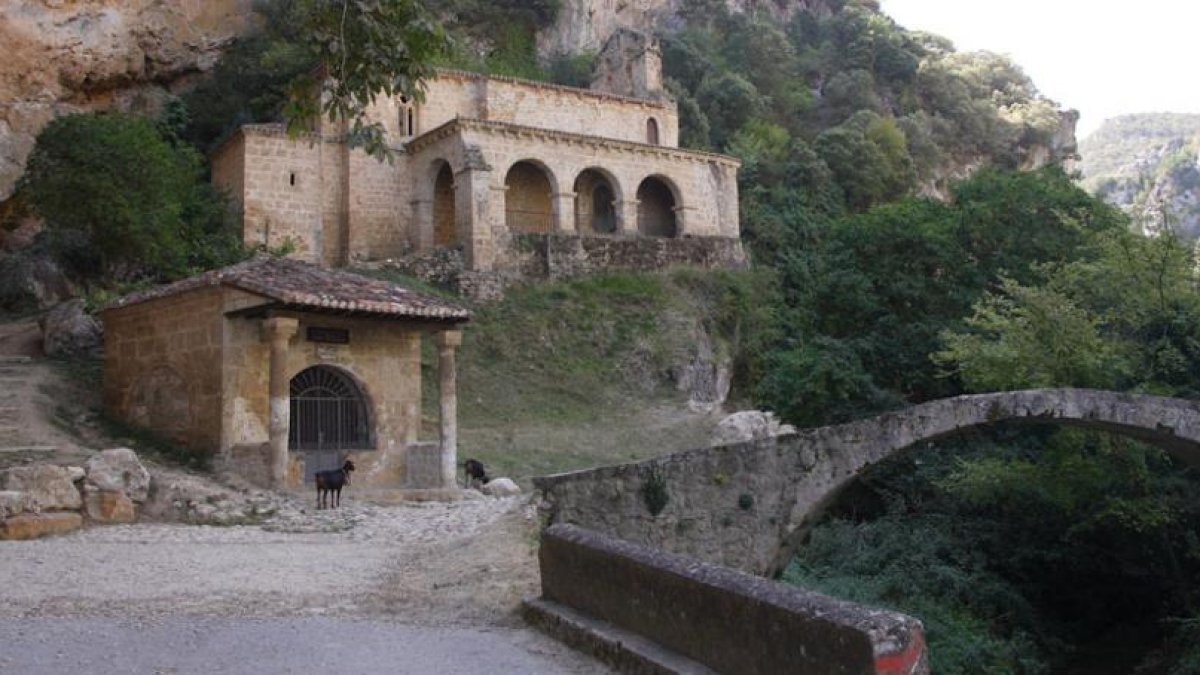 Conjunto de ermitas ‘incrustadas’ en la roca y el puente medieval de Tobera.-G. GONZÁLEZ