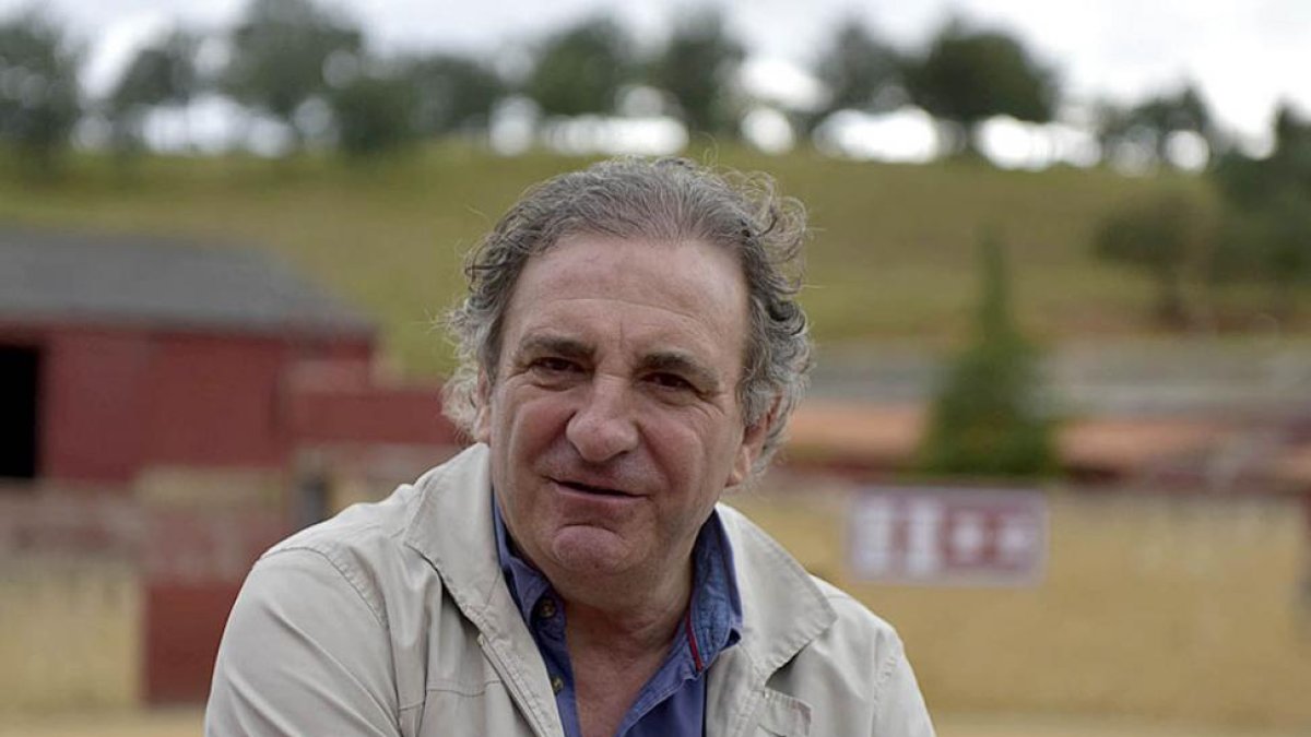 El ganadero burgalés en su finca de Hontomín donde se crían las reses que se lidiarán en Madrid.-RAÚL G. OCHOA