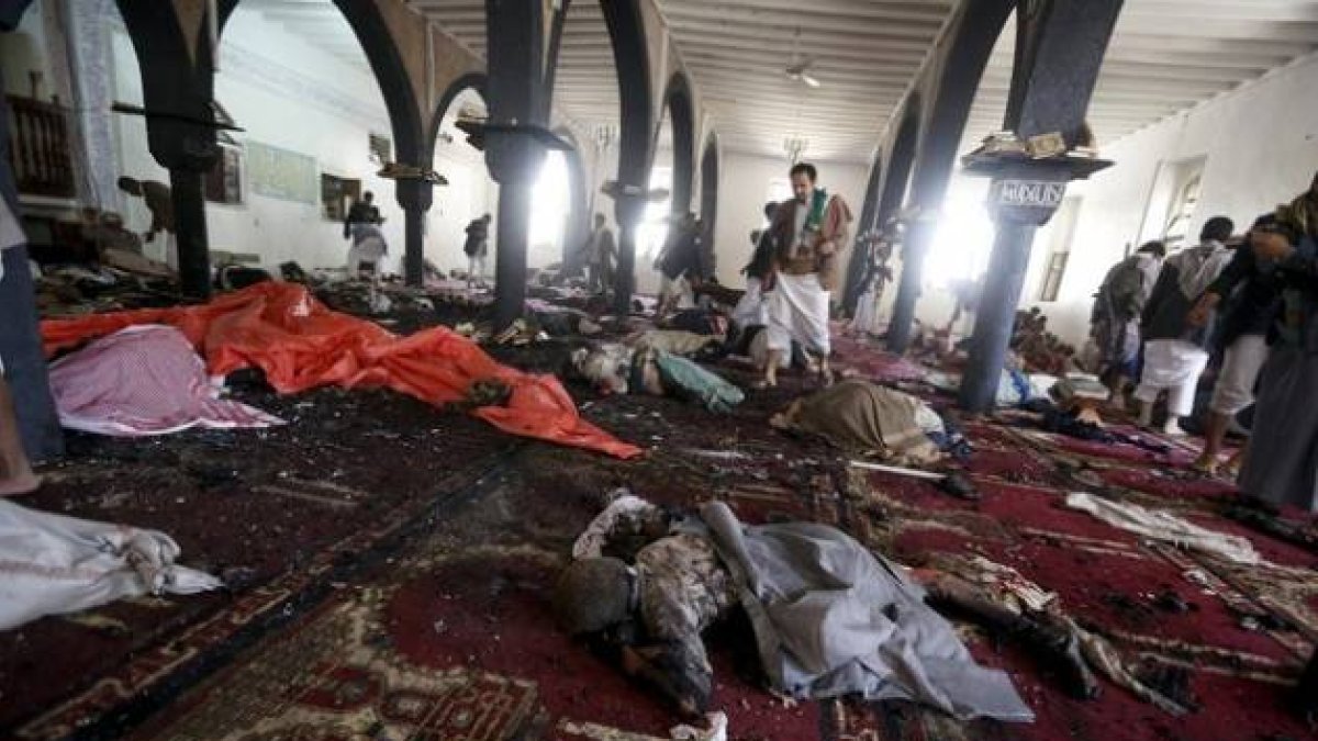 Cuerpos de las víctimas del atentado suicida en una mezquita en Saná.-Foto: REUTERS / Khaled Abdullah