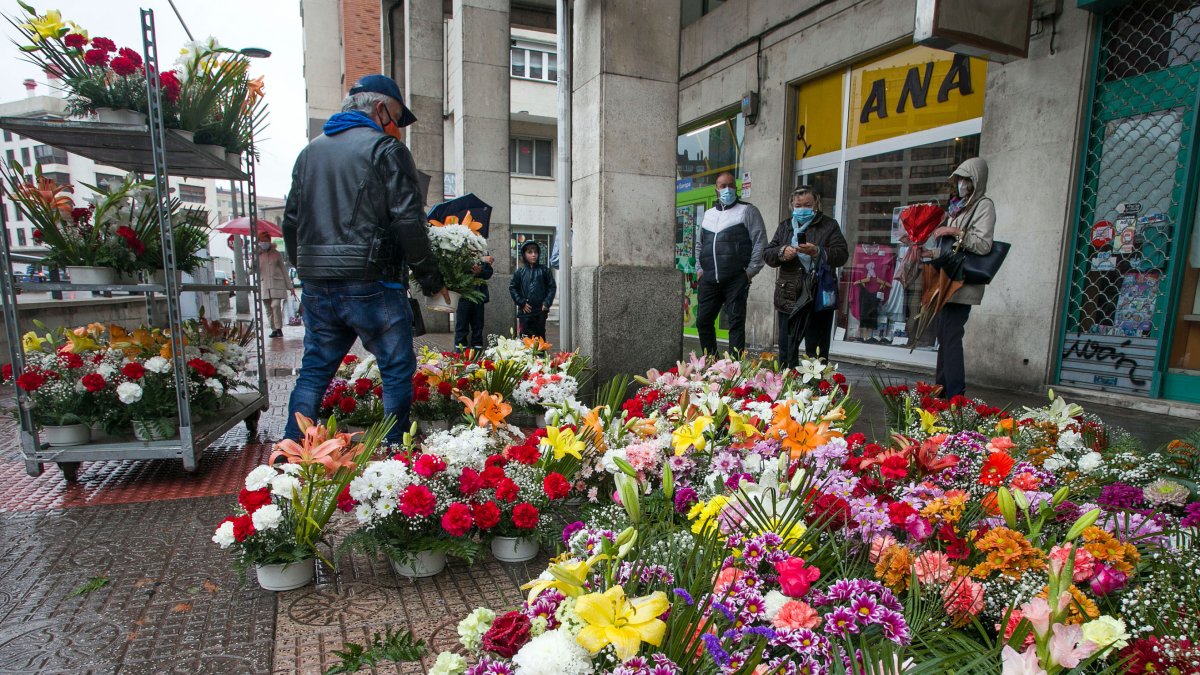 Los puestos de flores de Plaza España vuelven a tener la demanda de hace dos años. TOMÁS ALONSO