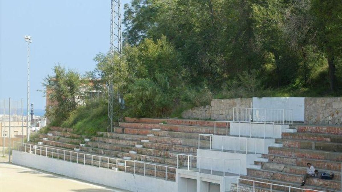 Gradas del campo del Satalia.-ALBERT BERTRAN