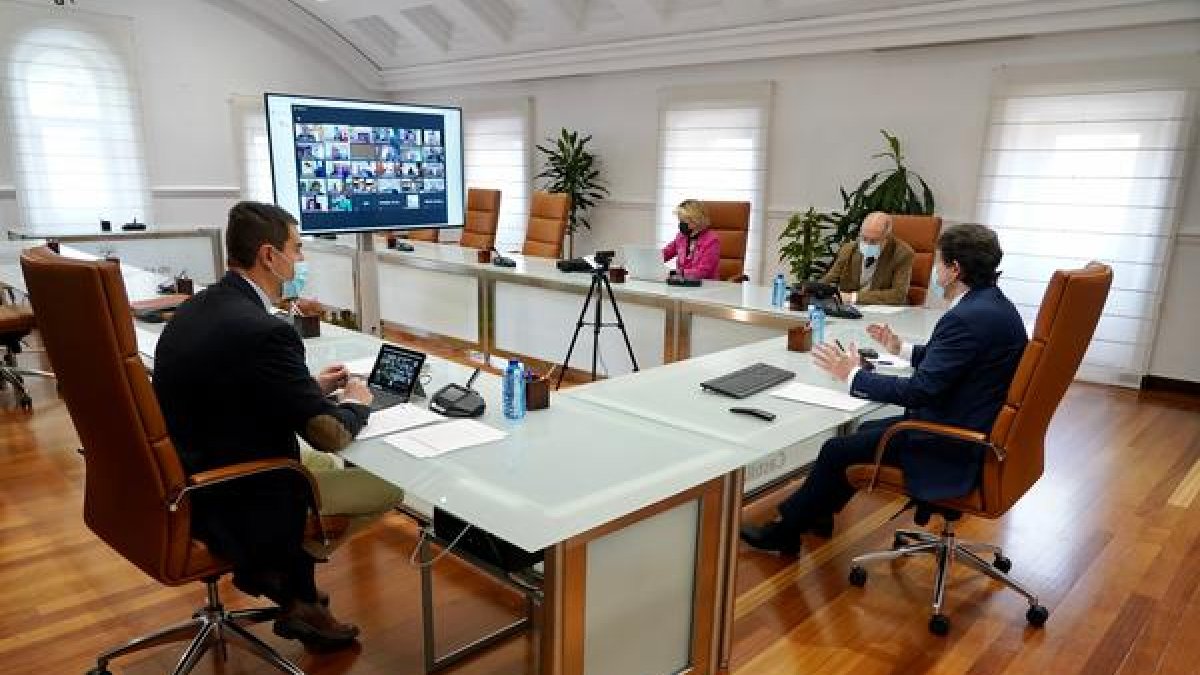 Reunión de Mañueco con alcaldes y presidentes de diputaciones. ICAL