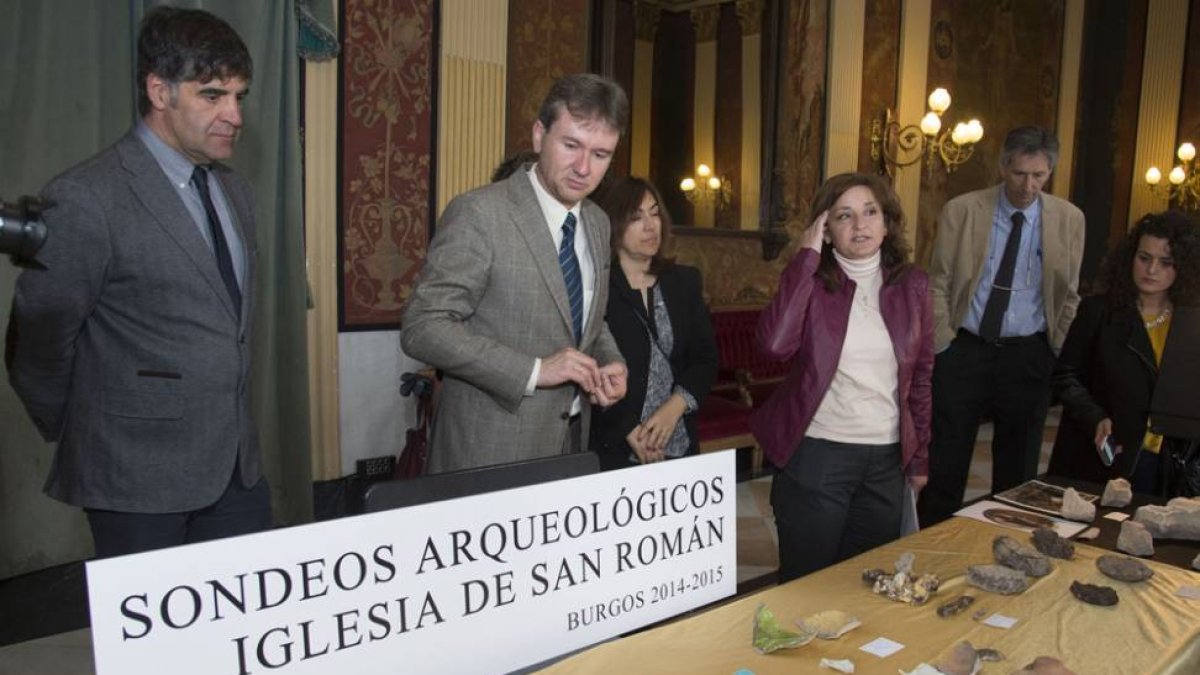 El concejal de Cultura, Fernando Gómez, y el alcalde, Javier Lacalle, atienden a las explicaciones de la arqueóloga Fabiola Monzón.-ICAL