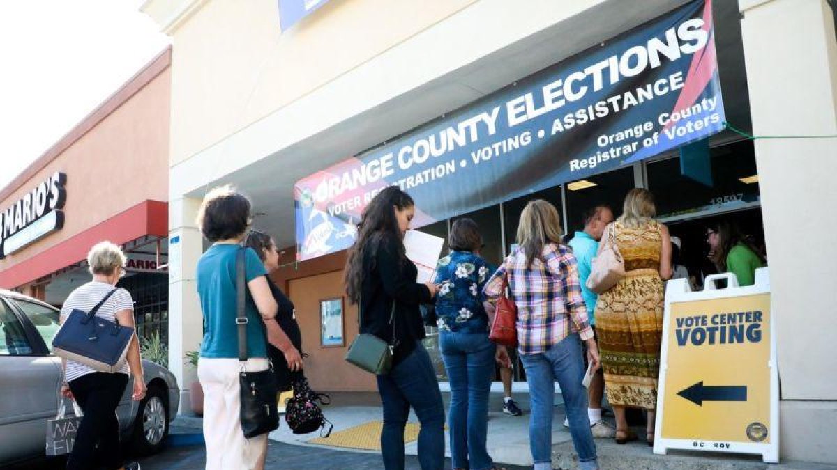 Personas hacen fila durante la jornada de votación anticipada para las elecciones 2018 en California . Votantes alrededor del país eligen a sus representantes locales, estatales y nacionales-EFE/EUGENE GARCIA / EPA