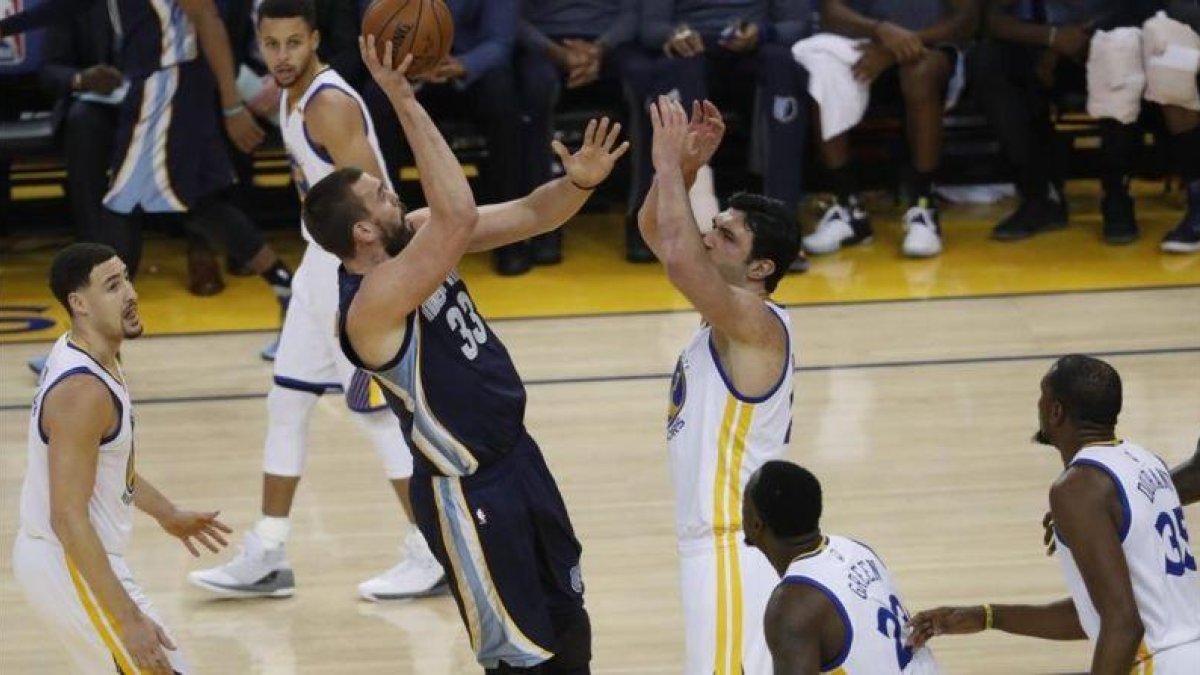 Marc Gasol tira a canasta ante los pívots de Golden State.-JOHN G MABANGLO