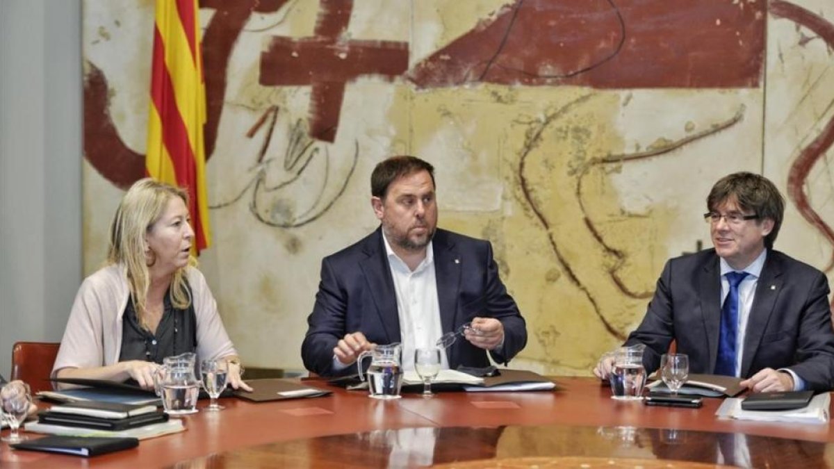 Munté, Junqueras y Puigdemont, este martes, en la reunión del Consell Executiu.-FERRAN SENDRA