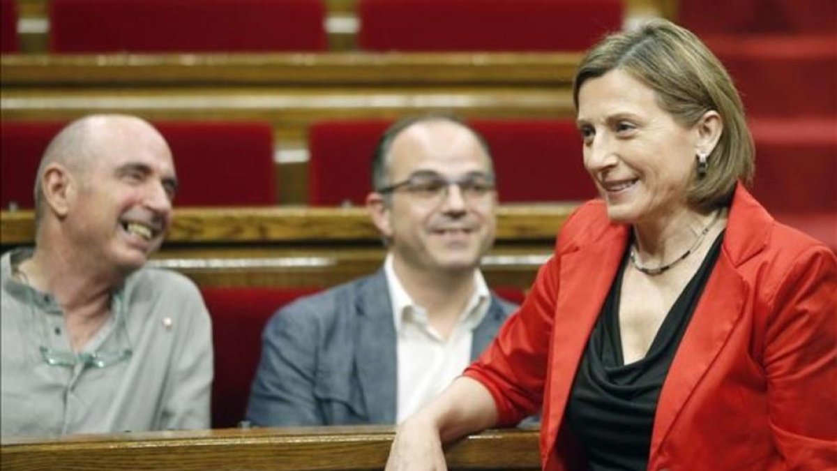 La presidenta del Parlament, Carme Forcadell, junto al portavoz del Govern, Jordi Turull, y el diputado de Junts pel Sí, Lluís Llach.-ANDREU DALMAU