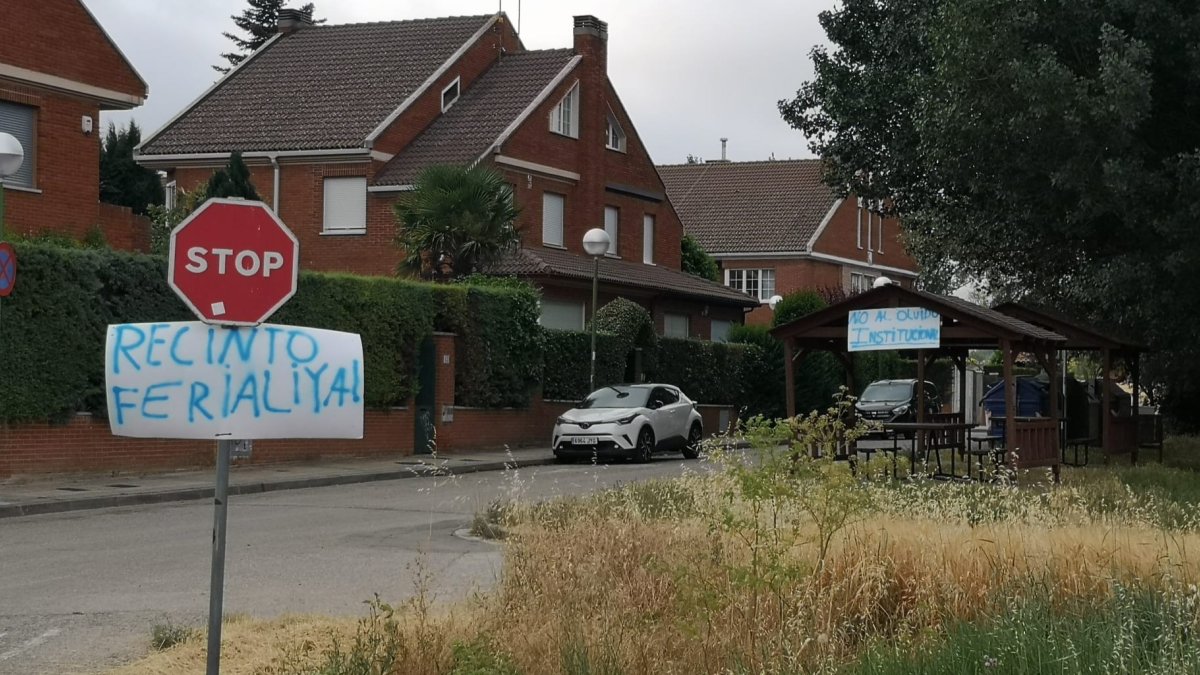 Los carteles añaden críticas sobre el olvido institucional del barrio