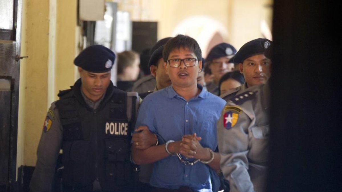 El reportero de la agencia de notícias británica Reuters escoltado por la policía birmana.-/ AP / THEIN ZAW (AP)
