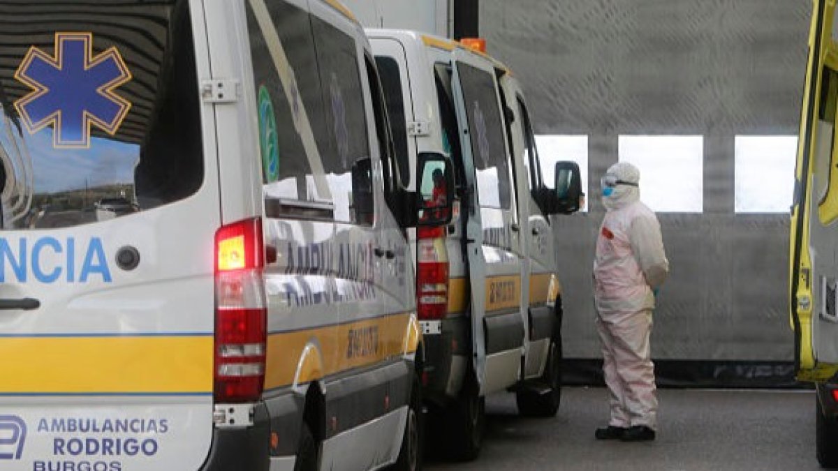 Ambulancias y personal sanitario en la zona de Urgencias del HUBU esta semana. RAÚL OCHOA