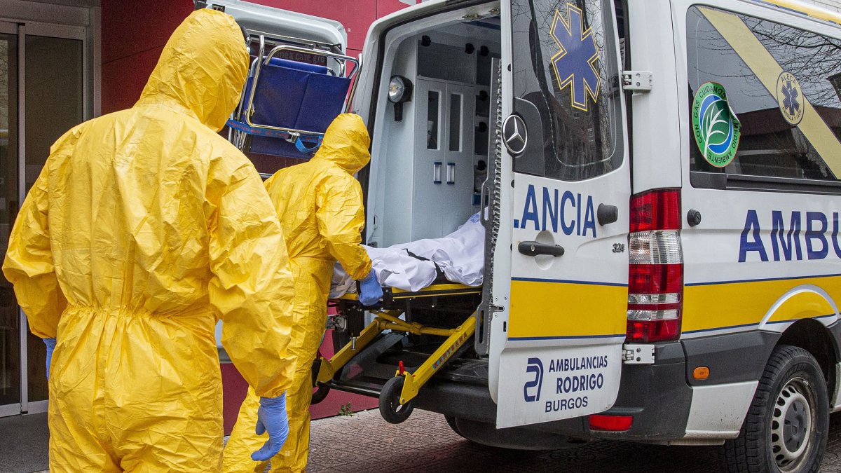 Un par de sanitarios trasladan a un enfermo en una ambulancia. SANTI OTERO