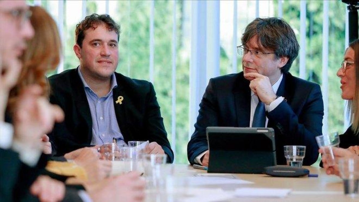 David Bonvehí y Carles Puigdemont, en una reunión del PDECat en Bruselas.-