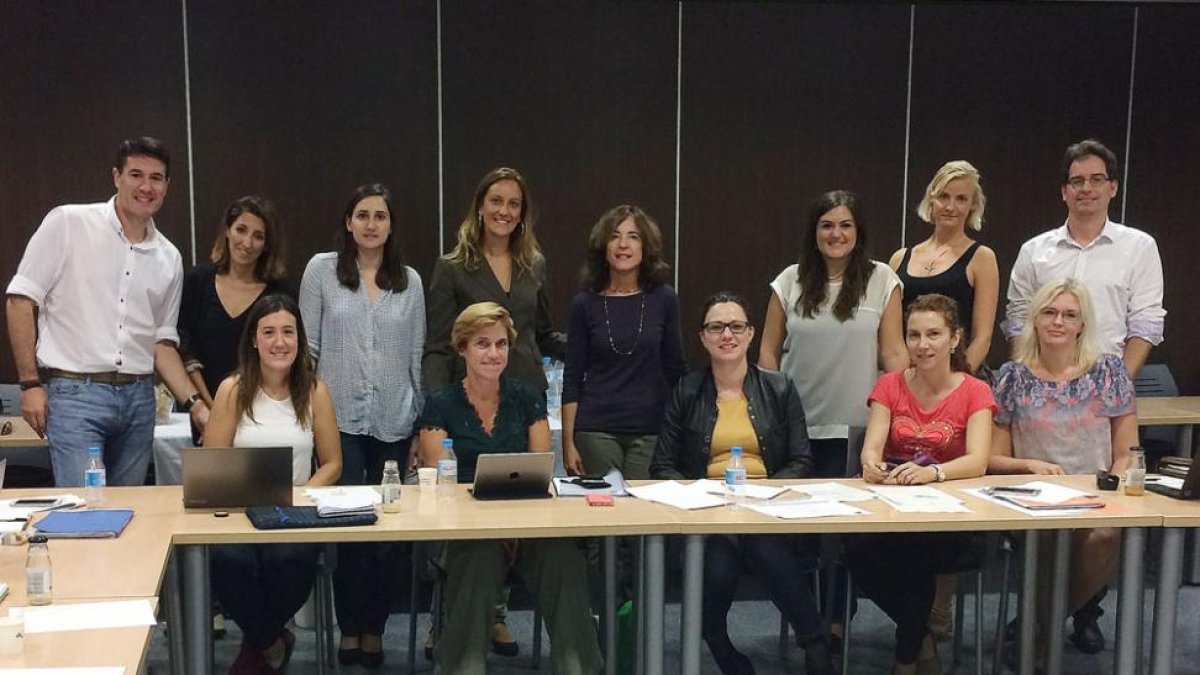 Miembros del proyecto europeo que trabajan contra el castigo corporal en una de las reuniones.-ECB