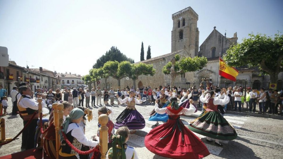 El grupo de danzas de Mari Ángeles Sáiz, esta mañana amenizando la espera hasta que salga la procesión.-SANTI OTERO