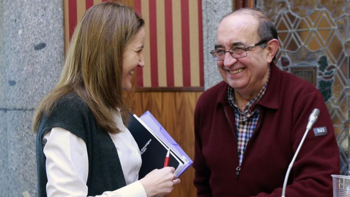 Gema Conde y Antonio Fernández Santos conservan de forma distendida en el transcurso de un Pleno municipal.-RAÚL G. OCHOA