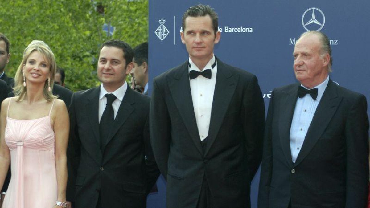 El rey emérito, Juan Carlos I, en una imagen del 2006, junto a su yerno Iñaki Urdangarín y Corinna.-GTRESONLINE