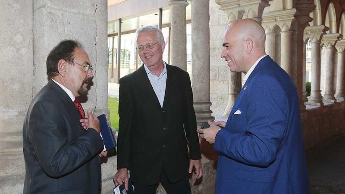 (De i. a dch.) Ángel Guerra y Lars Hursveit charlan con Ricardo Pizarro (gerente de Sodebur) en San Agustín.-R. OCHOA