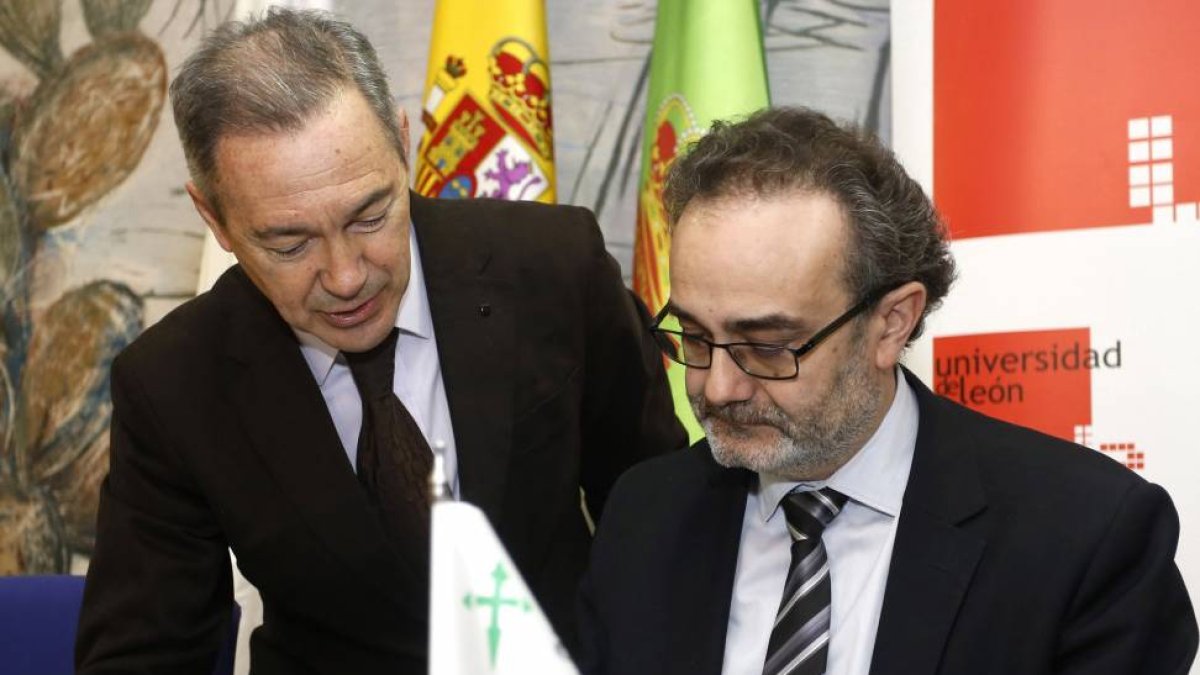 El director general de Planificación e Innovación de la Junta, Rafael Sánchez, junto al presidente de la Asociación Española contra el Cáncer de León, Serafín de Abajo-Ical