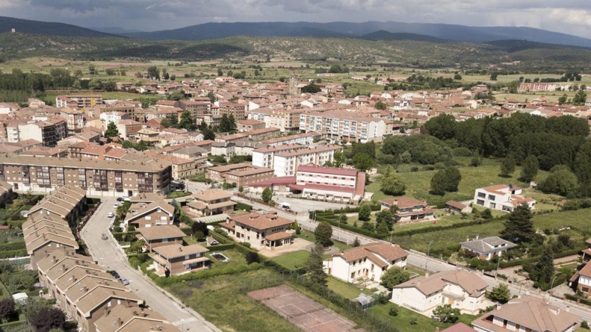 En una vista aérea se contempla toda la magnitud de la ciudad, la mayor población de la comarca.-