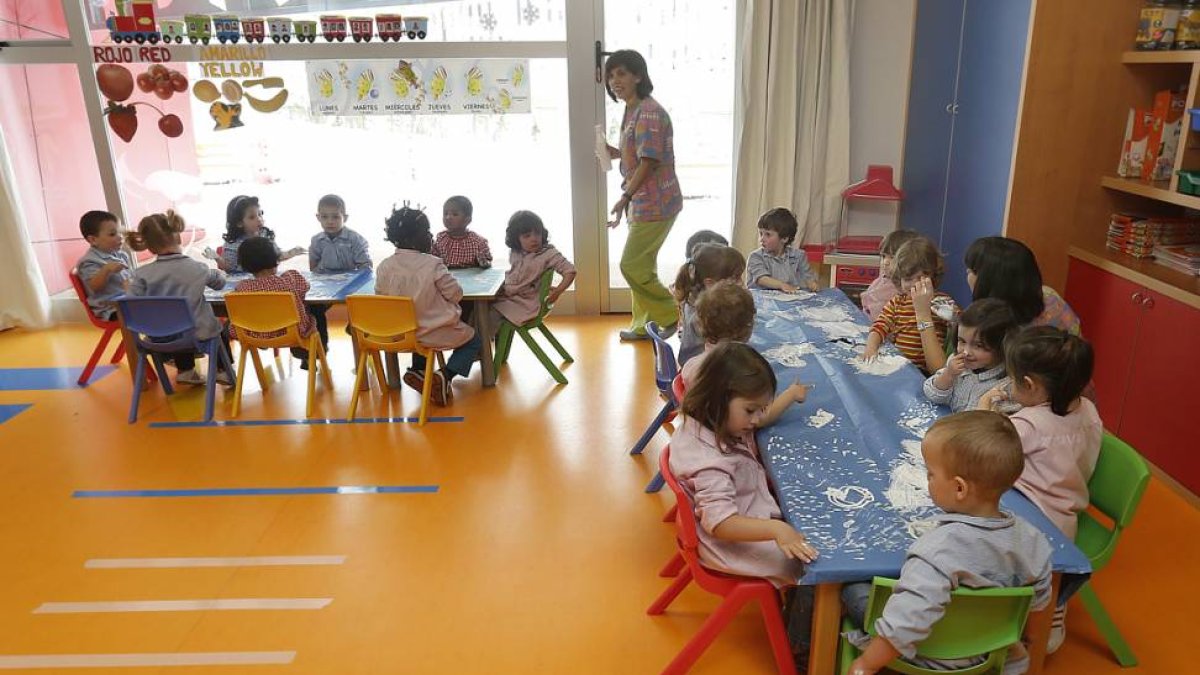 Varios niños participan en una actividad en la escuela infantil Los Gigantillos.-RAUL G. OCHOA