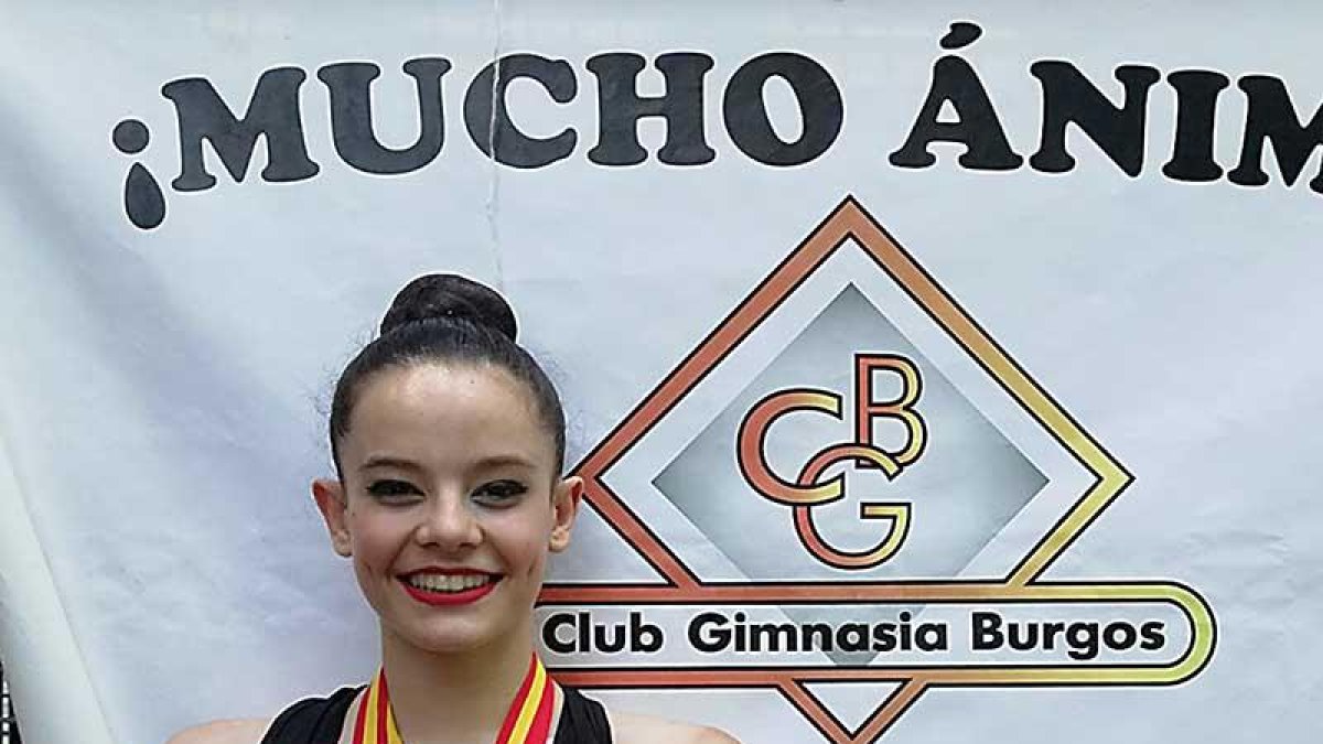 Ainhoa del Olmo posa con sus trofeos.-ECB