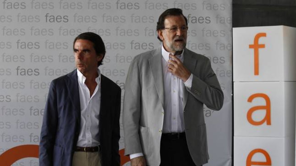 José María Aznar y Mariano Rajoy, en la clausura del campus de la FAES, este domingo en Madrid.-Foto: JUAN MANUEL PRATS