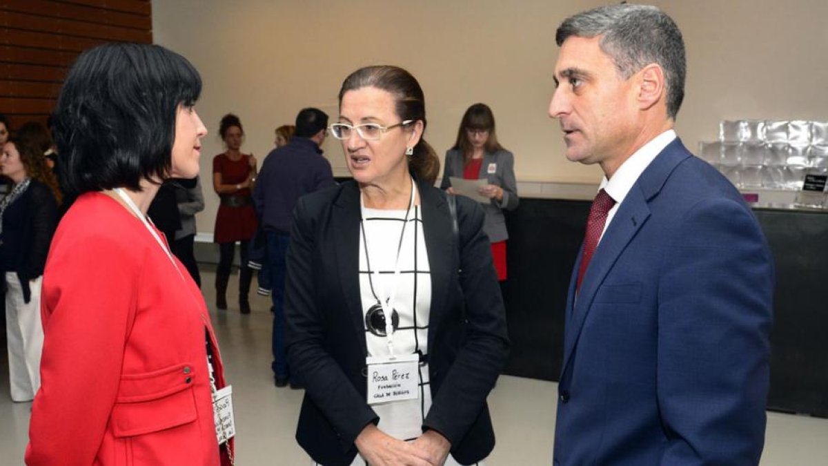 Rocío Pérez (Fundación Santa María la Real), Rosa Pérez (Obra Social Caja de Burgos) y Rafael Barbero (Caja de Burgos) en el encuentro de ayer.-RICARDO ORDÓÑEZ (ICAL)