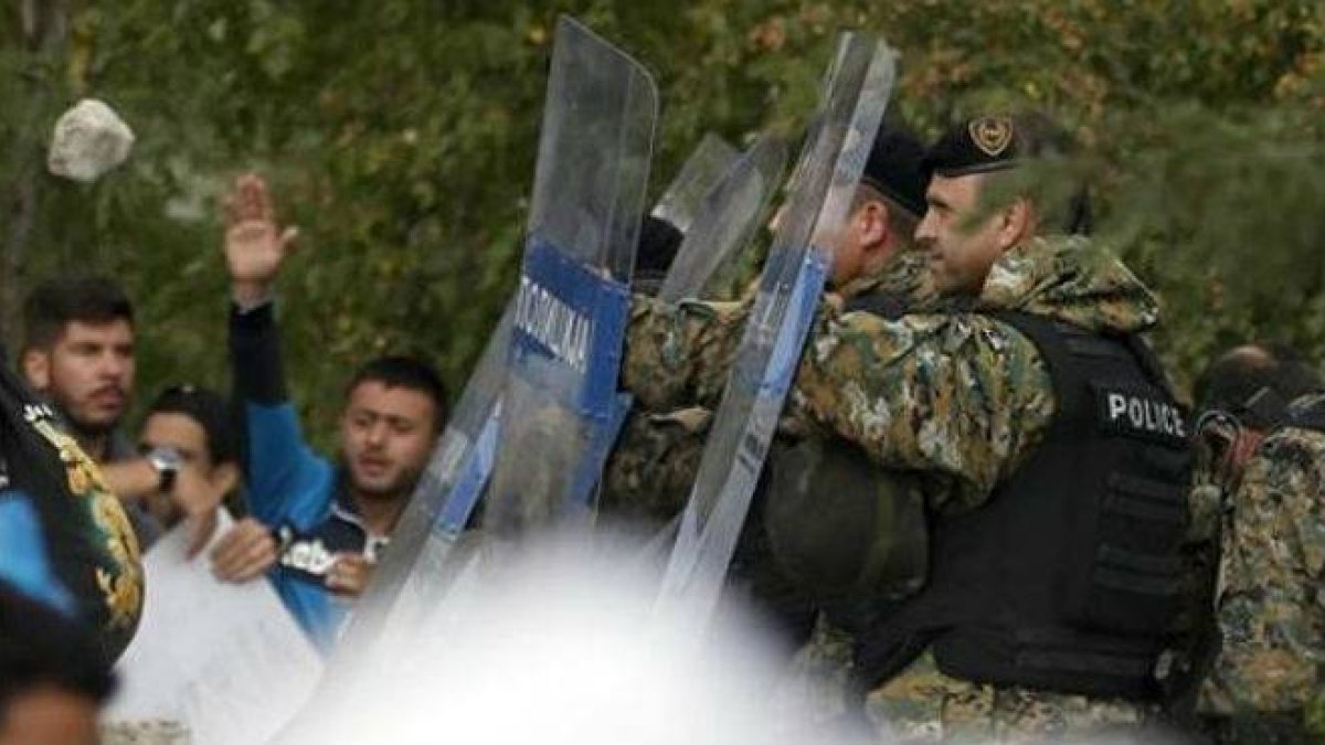 La policía macedonia lanza gases lacrimógenos contra los inmigrantes causando graves heridas en sus cuerpos.-AP