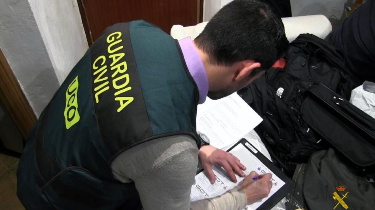 Un agente de la Guardia Civil en pleno trabajo.-EFE