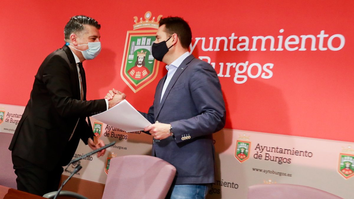 Vicente Marañón y Daniel de la Rosa se saludan antes de comenzar la rueda de prensa de balance de 2021. TOMÁS ALONSO