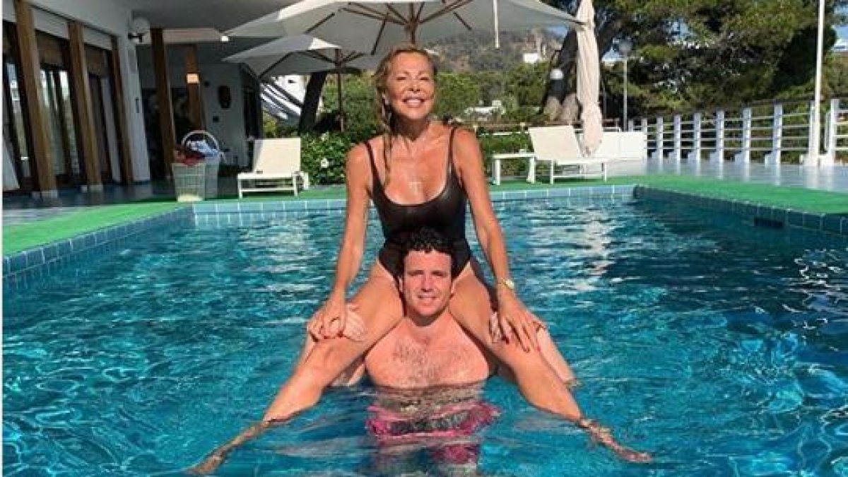 Ana Obregón, en los hombros de su hijo Álex.-