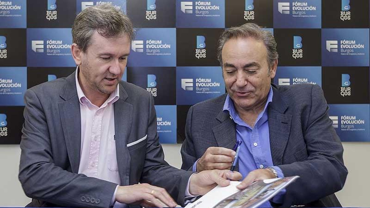 Un momento de la firma del convenio entre el alcalde, Javier Lacalle, y el promotor del evento José Luis Barrena.-SANTI OTERO