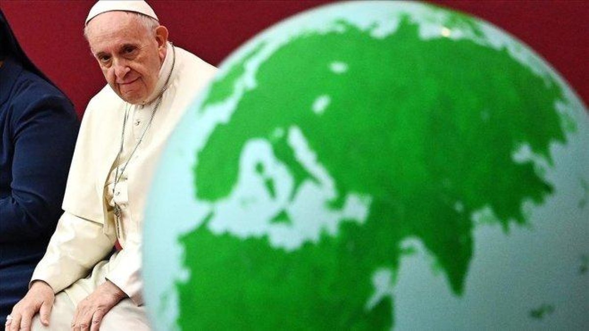 EL Papa Francisco junto a una globo terráqueo.-AFP / VINCENZO PINTO
